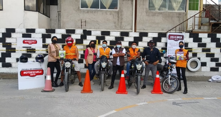 Estudiantes con sus motocicletas de prácticas en el patio de la escuela